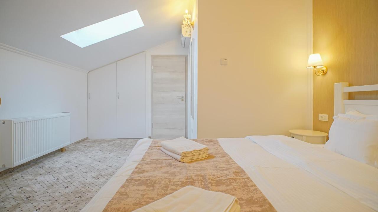 Hotel Monarch House à Braşov Extérieur photo