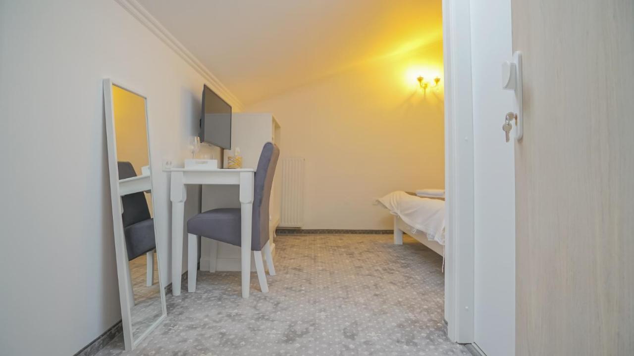 Hotel Monarch House à Braşov Extérieur photo