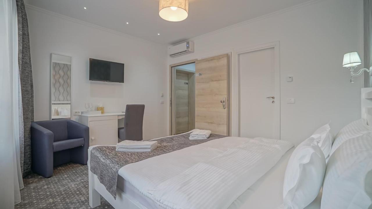 Hotel Monarch House à Braşov Extérieur photo
