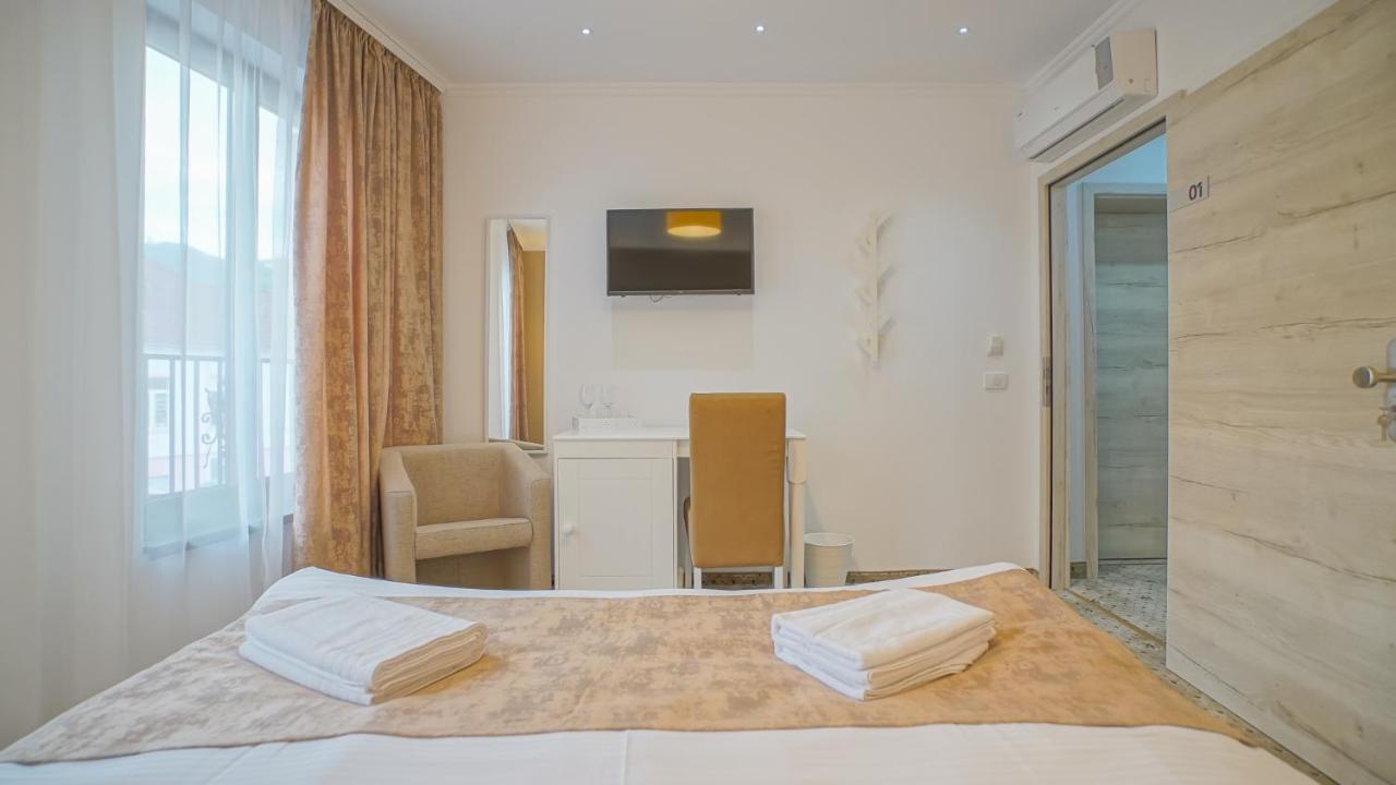 Hotel Monarch House à Braşov Extérieur photo