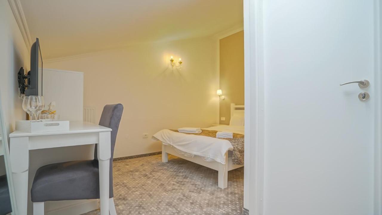 Hotel Monarch House à Braşov Extérieur photo